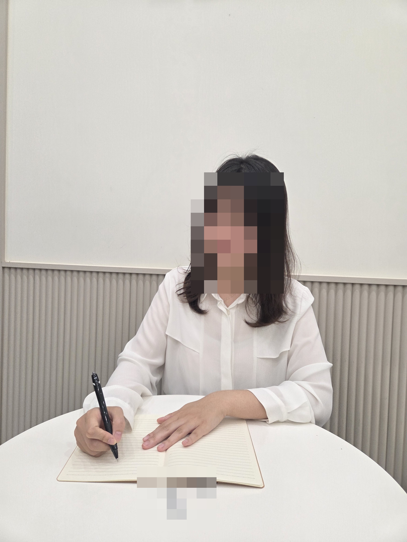 노트에 메모하는 자세의 제공 사진. 얼굴 등 식별 가능한 정보는 모자이크 처리했습니다.