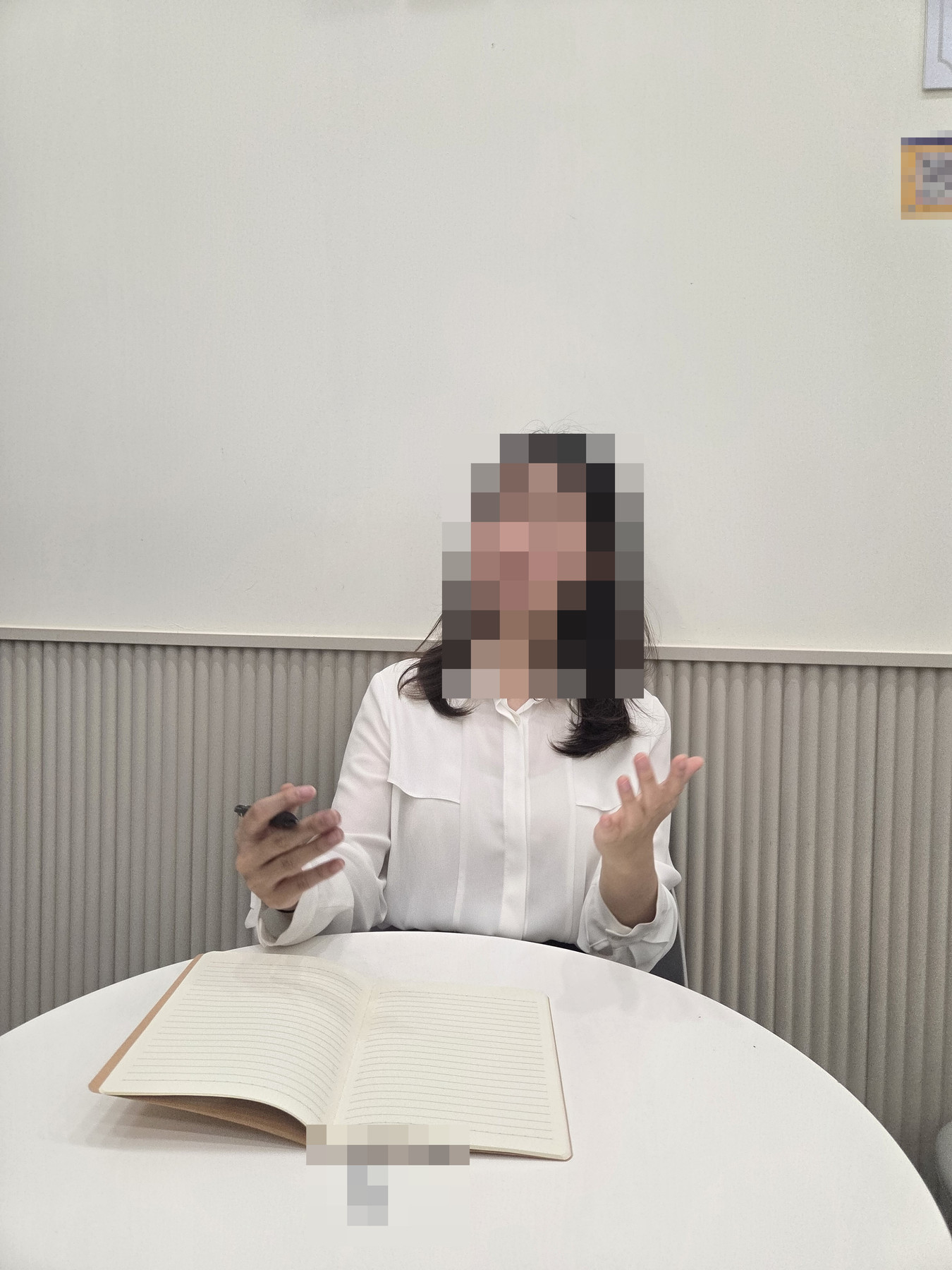상담하듯 손짓하는 제공 사진. 얼굴 등 식별 가능한 정보는 모자이크 처리했습니다.